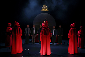 La montagne cachée (Les Dramaticules) Les 6 comédiens sont sur scène, habillés en capes rouges, disposés en cercle autour de personnes du public