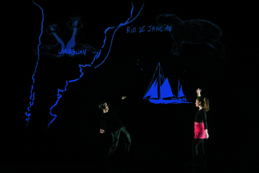 Photo de Xavier CANTAT avec deux jeunes avec une scénographie représentant un bateau