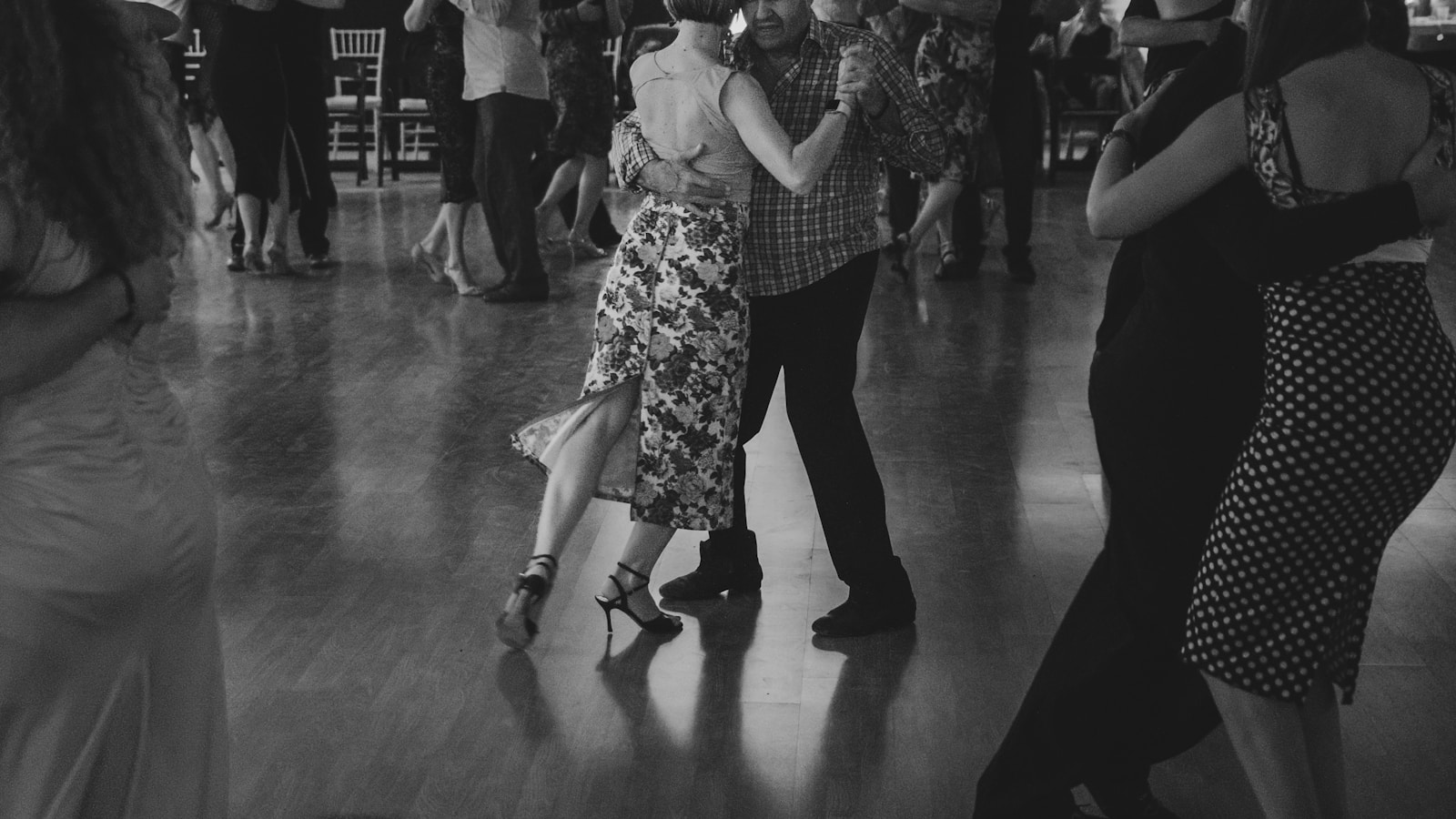 Couples dancing ballroom in a dimly lit hall - Photo by Christian Harb - après-midi dansant