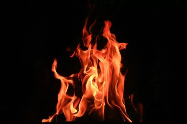 red fire digital wallpaper RISQUE INCENDIE