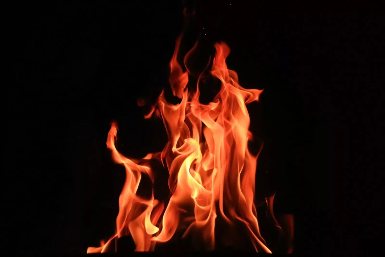 red fire digital wallpaper RISQUE INCENDIE